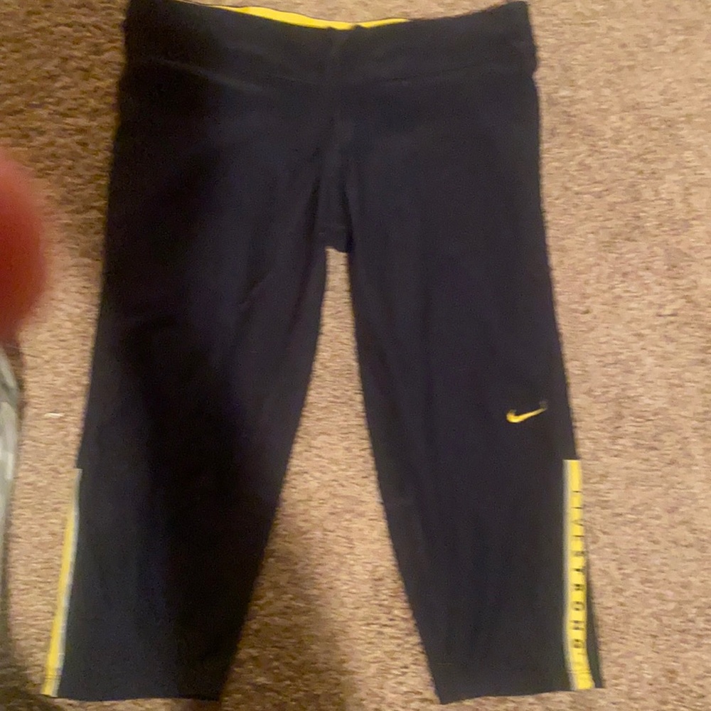 Medium Nike Live strong capris